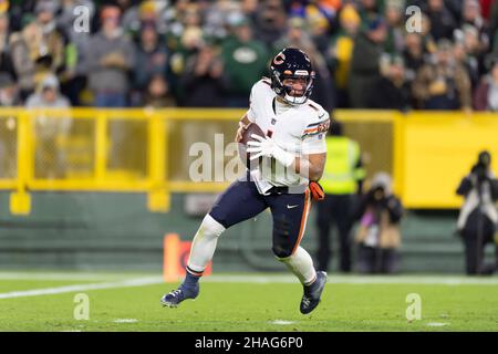 Green Bay, Wisconsin, USA. 12th Dec, 2021. Chicago Bears quarterback Justin Fields #1 looks to pass the ball during NFL football game between the Chicago Bears and the Green Bay Packers at Lambeau Field in Green Bay, Wisconsin. Packers defeated Bears 45-30. Kirsten Schmitt/CSM/Alamy Live News Stock Photo