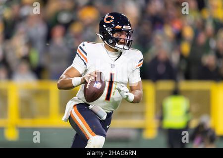 Green Bay, Wisconsin, USA. 12th Dec, 2021. Chicago Bears quarterback Justin Fields #1 looks to pass the ball during NFL football game between the Chicago Bears and the Green Bay Packers at Lambeau Field in Green Bay, Wisconsin. Packers defeated Bears 45-30. Kirsten Schmitt/CSM/Alamy Live News Stock Photo