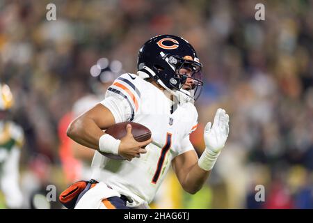 Green Bay, Wisconsin, USA. 12th Dec, 2021. Chicago Bears quarterback Justin Fields #1 looks to pass the ball during NFL football game between the Chicago Bears and the Green Bay Packers at Lambeau Field in Green Bay, Wisconsin. Packers defeated Bears 45-30. Kirsten Schmitt/CSM/Alamy Live News Stock Photo