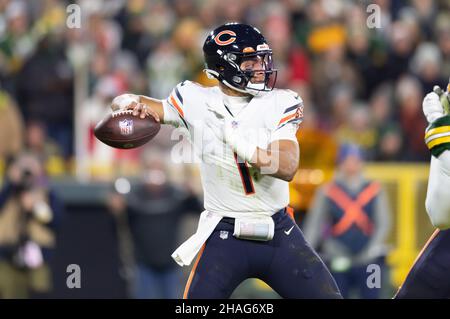 Green Bay, Wisconsin, USA. 12th Dec, 2021. Chicago Bears quarterback Justin Fields #1 looks to pass the ball during NFL football game between the Chicago Bears and the Green Bay Packers at Lambeau Field in Green Bay, Wisconsin. Packers defeated Bears 45-30. Kirsten Schmitt/CSM/Alamy Live News Stock Photo