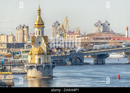 Kiev, Ukraine - April 28, 2021: Landscape view of city with a bridge in Kyiv, Ukraine. Stock Photo