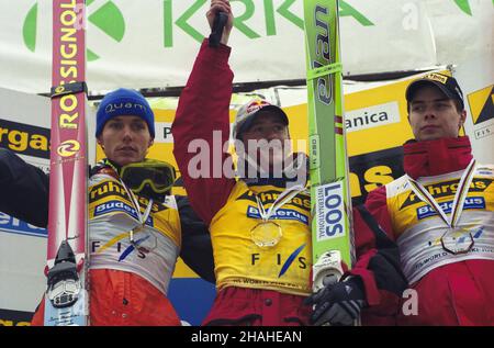 S³owacja Planica 24.03.2002. Fina³ Pucharu Œwiata w Skokach Narciarskich. Nz. na podium zwyciêzca Adam Ma³ysz (Polska) (C), Sven Hannawald (Niemcy) (L) i Matti Hautamaeki (Finlandia) (P). uu  PAP/Grzegorz Rogiñski         Slovakia Planica 24 March 2002. World Cup Ski Jumping Final. Pictured: on the podium Cup winner Adam Malysz (Poland) (C), Sven Hannawald (Germany) (L) and Matti Hautamaeki (Finnland) (R).  uu  PAP/Grzegorz Roginski