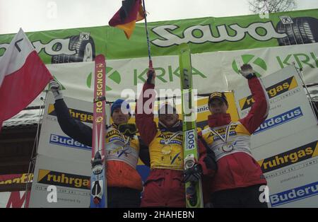 S³owacja Planica 24.03.2002. Fina³ Pucharu Œwiata w Skokach Narciarskich. Nz. na podium zwyciêzca Adam Ma³ysz (Polska) (C), Sven Hannawald (Niemcy) (L) i Matti Hautamaeki (Finlandia) (P). uu  PAP/Grzegorz Rogiñski         Slovakia Planica 24 March 2002. World Cup Ski Jumping Final. Pictured: on the podium Cup winner Adam Malysz (Poland) (C), Sven Hannawald (Germany) (L) and Matti Hautamaeki (Finnland) (R).  uu  PAP/Grzegorz Roginski