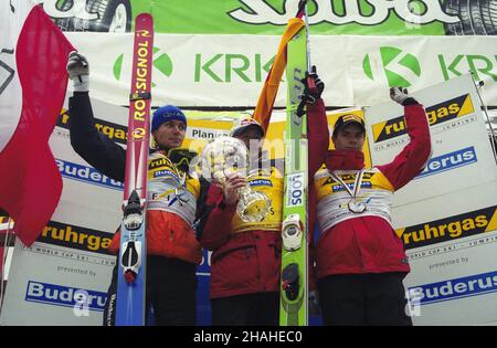 S³owacja Planica 24.03.2002. Fina³ Pucharu Œwiata w Skokach Narciarskich. Nz. na podium zdobywca pucharu Adam Ma³ysz (Polska) (C), Sven Hannawald (Niemcy) (L) i Matti Hautamaeki (Finlandia) (P). uu  PAP/Grzegorz Rogiñski         Slovakia Planica 24 March 2002. World Cup Ski Jumping Final. Pictured: on the podium Cup winner Adam Malysz (Poland) (C), Sven Hannawald (Germany) (L) and Matti Hautamaeki (Finnland) (R).  uu  PAP/Grzegorz Roginski