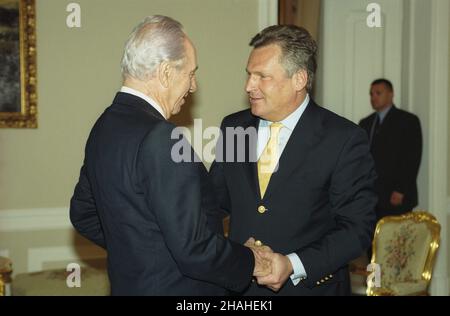 Warszawa 18.04.2002. Wizyta ministra spraw zagranicznych Izraela Szymona Peresa (L) w Polsce. Spotkanie z prezydentem RP Aleksandrem Kwaœniewskim (P) w Belwederze.  uu  PAP/Grzegorz Rogiñski       Warsaw 18 April 2002. The visit by Israeli Foreign Affairs Minister Shimon Peres (left) to Poland. Meeting with Polish President Aleksander Kwasniewski (right) at the Belvedere palace.  uu  PAP/Grzegorz Roginski