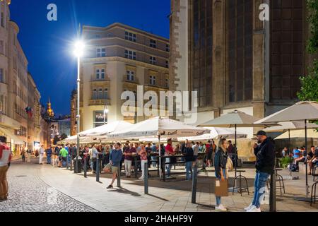 Brno (Brünn): outdoor bar and restaurant at Jakubske namesti (Jacob's Square), in , Jihomoravsky, South Moravia, Südmähren, Czech Stock Photo