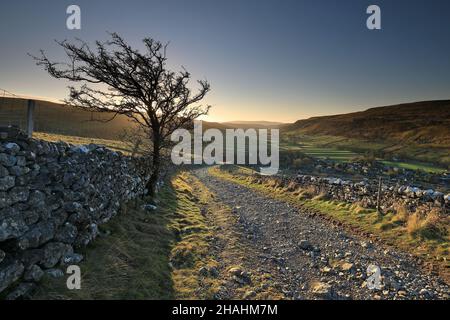 Sunrise view at Upper-Wharfedale in the Yorkshire Dales, with a view down Cam Head, above the village of Kettlewell. Stock Photo