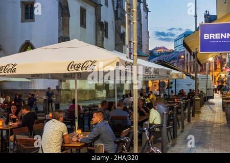 Brno (Brünn): outdoor bar and restaurant at Jakubske namesti (Jacob's Square), in , Jihomoravsky, South Moravia, Südmähren, Czech Stock Photo