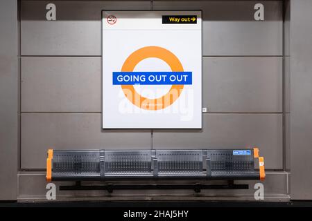Shoreditch High Street station, 'Going Out Out' roundel on platform.  November 3, 2021.  Photo: Eleanor Bentall  Tel: +44 7768 377413 Stock Photo