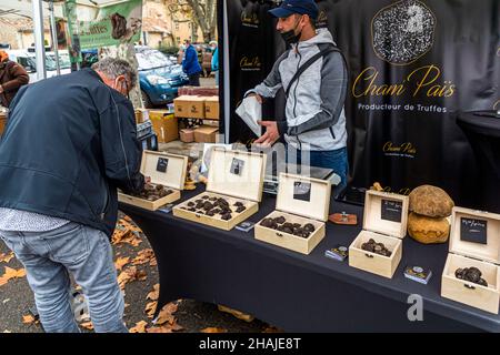 Before the truffle sale, the syndicate verifies the quality and origin of the truffles of each trader and also sets the price per kilo. Aups, France