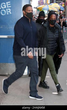 New York, NY, USA. 13th Dec, 2021. Denzel Washington seen exiting Good Morning America to talk about his new movie A Journal for Jordan on December 13, 2021. Credit: Rw/Media Punch/Alamy Live News Stock Photo