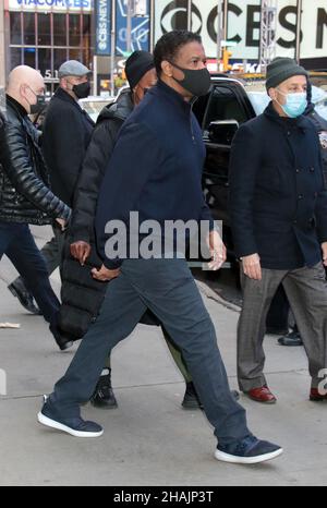 New York, NY, USA. 13th Dec, 2021. Denzel Washington seen exiting Good Morning America to talk about his new movie A Journal for Jordan on December 13, 2021. Credit: Rw/Media Punch/Alamy Live News Stock Photo