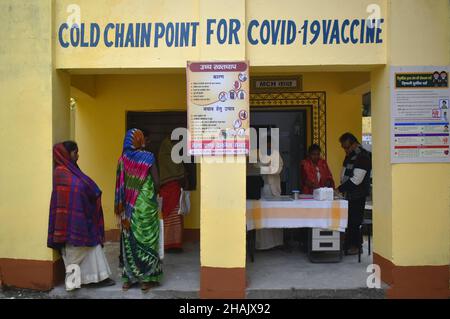 Jamui, India. 13th Dec, 2021. People are standing in a queue outside a health centre in an outskirt area in Simultala to receive a dose of COVISHIELD coronavirus disease (COVID-19) vaccine. (Photo by Sudipta Das/Pacific Press) Credit: Pacific Press Media Production Corp./Alamy Live News Stock Photo