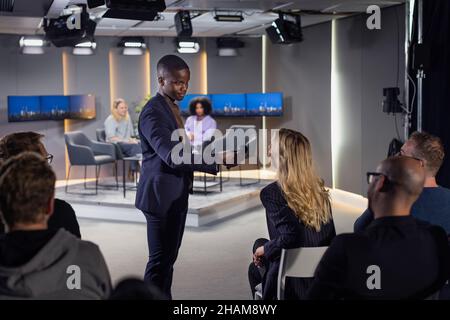 TV show host interviewing audience member Stock Photo