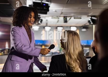 TV show host interviewing audience member Stock Photo