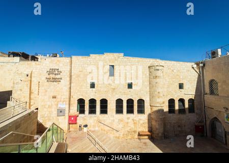 23-11-2021. jerusalem-israel. Exterior view of the building of the four ancient synagogues in the Jewish Quarter of Jerusalem, named after Rabbi Yocha Stock Photo