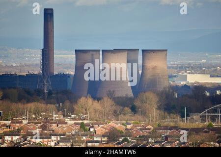 Fiddlers Ferry Power Station is a decommissioned coal fired power station located in Warrington, Cheshire Stock Photo