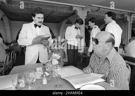 - the French filmmaker Marcel Carné at the Venice film festival in 1982  - il regista francese Marcel Carné al festival del cinema di Venezia nel 1982 Stock Photo
