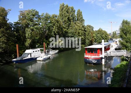 Issy-les-Moulineaux (Paris area): the River Seine along the island “ile Saint-Germain” (left”) Stock Photo