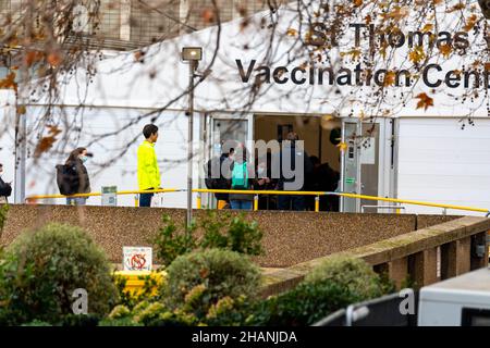 London, UK. 14th Dec, 2021. queues for Covid booster vaccine at St Thomas' hospital Westminster London Credit: Ian Davidson/Alamy Live News