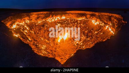 Darvaza Derweze gas crater called also The Door to Hell in Turkmenistan Stock Photo