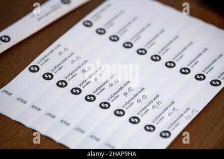 Berlin, Germany. 14th Dec, 2021. White ribbons in the Schönhauser Arcaden indicate people who have either been vaccinated or have recovered (2G). Credit: Fabian Sommer/dpa/Alamy Live News Stock Photo