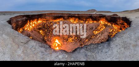 Darvaza Derweze gas crater called also The Door to Hell in Turkmenistan Stock Photo