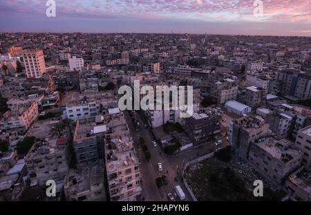 Gaza, Palestine. 14th Dec, 2021. An overview of Palestinian houses and buildings in Khan Yunis refugee camp in the southern Gaza Strip. (Photo by Yousef Masoud/SOPA Images/Sipa USA) Credit: Sipa USA/Alamy Live News Stock Photo