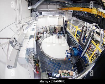 Tuscon, USA. 26 Apr, 2009. Polishing the mirror blank for the Giant Magellan Telescope (GMT),  At the University of Arizona's The Richard F. Caris Mirror Lab Stock Photo