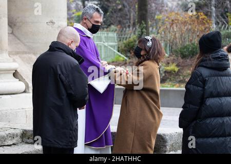 Paris, France, 15/12/2021, Elsa Wolinski and her daugthers during the funeral of Maryse Wolinski at Saint Eustache church in Paris, France on December 15, 2021. Novelist and journalist, Maryse Wolinski, widow of cartoonist Georges Wolinski killed in the attack on Charlie Hebdo, died at the age of 78. Photo by Raphael Lafargue/ABACAPRESS.COM Stock Photo
