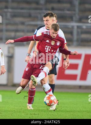 Stuttgart, Germany. 14/12/2021Mickael CUISANCE (FCB 17)  compete for the ball, tackling, duel, header, zweikampf, action, fight against Marc-Oliver KEMPF, VFB 4  in the match VFB STUTTGART - FC BAYERN MÜNCHEN 1.German Football League on Dec 14, 2021 in Stuttgart, Germany. Season 2021/2022, matchday 16, 1.Bundesliga, FCB, München, 16.Spieltag. FCB © Peter Schatz / Alamy Live News    - DFL REGULATIONS PROHIBIT ANY USE OF PHOTOGRAPHS as IMAGE SEQUENCES and/or QUASI-VIDEO - Stock Photo