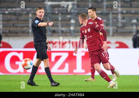 Stuttgart, Germany, Dec 14, 2021, Mickael CUISANCE (FCB 17)  Referee Robert Schröder in the match VFB STUTTGART - FC BAYERN MÜNCHEN 0-5 1.German Football League on Dec 14, 2021 in Stuttgart, Germany. Season 2021/2022, matchday 16, 1.Bundesliga, FCB, München, 16.Spieltag. FCB © Peter Schatz / Alamy Live News    - DFL REGULATIONS PROHIBIT ANY USE OF PHOTOGRAPHS as IMAGE SEQUENCES and/or QUASI-VIDEO - Stock Photo