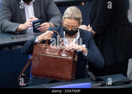 Berlin, Deutschland. 08th Dec, 2021. Alice WEIDEL, AfD, with handbag, 5th plenary session of the German Bundestag with the election and swearing-in of the Federal Chancellor and Federal Ministers, German Bundestag in Berlin, Germany on December 8th, 2021 Credit: dpa/Alamy Live News Stock Photo