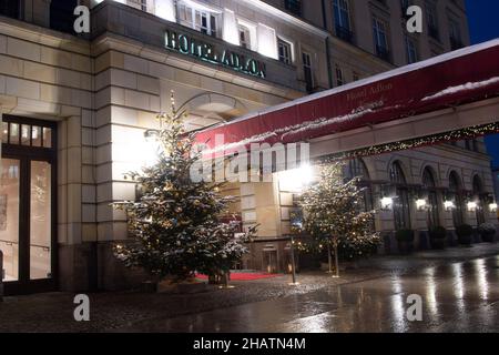 Berlin, Deutschland. 09th Dec, 2021. The entrance of the Hotel ADLON in the evening light, illuminated, decorated like a woman, sights in Berlin, Germany on December 9th, 2021 Credit: dpa/Alamy Live News Stock Photo