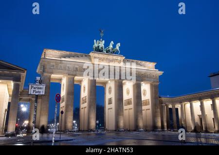 Berlin, Deutschland. 09th Dec, 2021. The Brandenburg goal in the evening light, illuminated, sights in Berlin, Germany on December 09, 2021 Credit: dpa/Alamy Live News Stock Photo