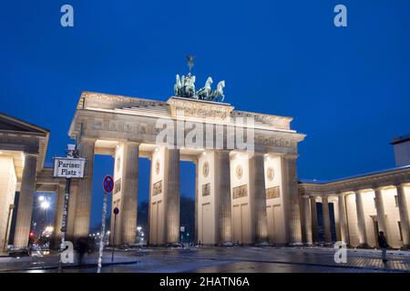 Berlin, Deutschland. 09th Dec, 2021. The Brandenburg goal in the evening light, illuminated, sights in Berlin, Germany on December 09, 2021 Credit: dpa/Alamy Live News Stock Photo