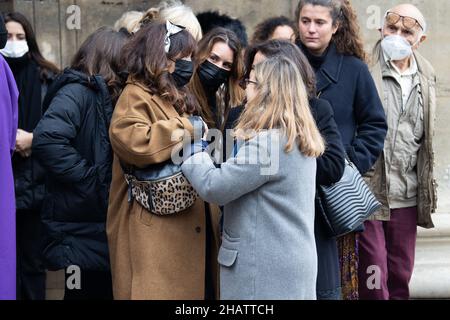 Paris, France, 15/12/2021, Elsa Wolinski and her daughters during the funeral of Maryse Wolinski at Saint Eustache church in Paris, France on December 15, 2021. Novelist and journalist, Maryse Wolinski, widow of cartoonist Georges Wolinski killed in the attack on Charlie Hebdo, died at the age of 78. Photo by Raphael Lafargue/ABACAPRESS.COM Stock Photo