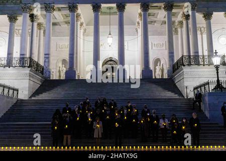 Washington, DC, USA. 14th Dec, 2021. A Moment of Silence for 800,000 American Lives Lost to COVID-19 is held at the Capitol in Washington, DC, the United States on Dec. 14, 2021. Credit: Ting Shen/Xinhua/Alamy Live News Stock Photo