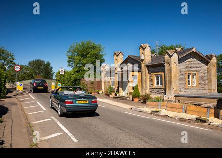 UK, England, Gloucestershire, Tewkesbury, cars crossing Telford’s Mythe Bridge over River Severn at old toll house Stock Photo