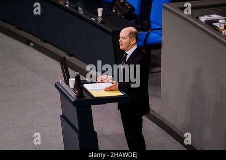 Berlin, Germany. 15th Dec, 2021. Olaf Scholz at the Bundestag on December 15, 2021. (Photo by Ralph Pache/PRESSCOV/Sipa USA) Credit: Sipa USA/Alamy Live News Stock Photo