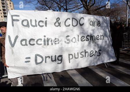 New York, United States. 14th Dec, 2021. On December 14, 2021, dozens of antivax proponents rallied against a NYC mandate requiring all private-sector workers to show proof of two vaccine doses. The vaccine expansion is set to take place on December 27, just days before Mayor Bill de Blasio leaves office. The mandate will apply to workers at about 184,000 businesses. (Photo by Nigrotime) Credit: Sipa USA/Ģ����ý Live News Stock Photo
