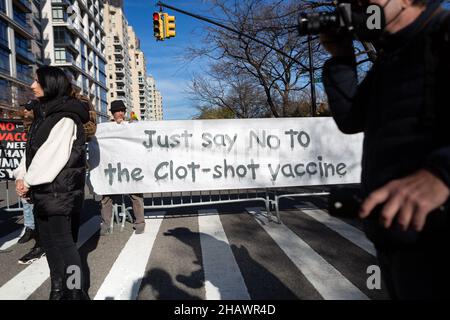 New York, United States. 14th Dec, 2021. Dozens of antivax proponents rallied against a NYC mandate requiring all private-sector workers to show proof of two vaccine doses. The vaccine expansion is set to take place on December 27, just days before Mayor Bill de Blasio leaves office. The mandate will apply to workers at about 184,000 businesses. (Photo by Michael Nigro/Pacific Press) Credit: Pacific Press Media Production Corp./Ģ����ý Live News Stock Photo