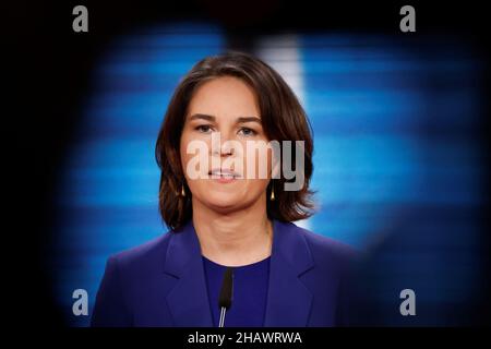 Berlin, Germany. 15th Dec, 2021. Annalena Baerbock (Bündnis 90/Die Grünen), Foreign Minister, made a statement. Credit: Hannibal Hanschke/Reuters/Pool/dpa/Alamy Live News Stock Photo