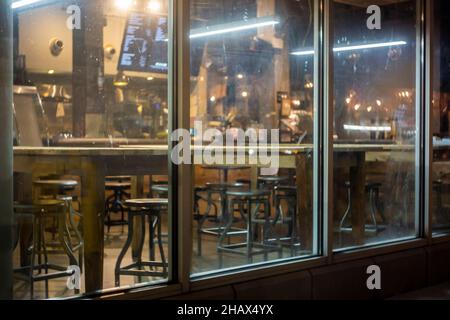 Empty coffee shop in the Chelsea neighborhood of New York on Friday, December 10, 2021. (© Richard B. Levine) Stock Photo