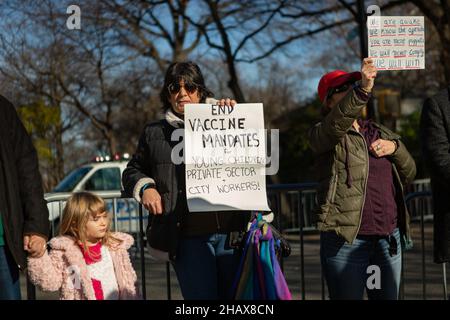 New York, New York, USA. 14th Dec, 2021. Dozens of antivax proponents rallied against a NYC mandate requiring all private-sector workers to show proof of two vaccine doses. The vaccine expansion is set to take place on December 27, just days before Mayor Bill de Blasio leaves office. The mandate will apply to workers at about 184,000 businesses. (Credit Image: © Michael Nigro/Pacific Press via ZUMA Press Wire) Stock Photo