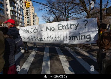 New York, New York, USA. 14th Dec, 2021. Dozens of antivax proponents rallied against a NYC mandate requiring all private-sector workers to show proof of two vaccine doses. The vaccine expansion is set to take place on December 27, just days before Mayor Bill de Blasio leaves office. The mandate will apply to workers at about 184,000 businesses. (Credit Image: © Michael Nigro/Pacific Press via ZUMA Press Wire) Stock Photo