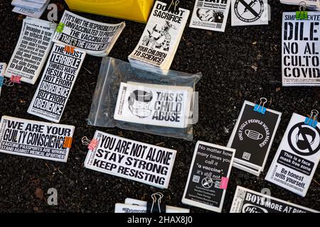 New York, New York, USA. 14th Dec, 2021. Dozens of antivax proponents rallied against a NYC mandate requiring all private-sector workers to show proof of two vaccine doses. The vaccine expansion is set to take place on December 27, just days before Mayor Bill de Blasio leaves office. The mandate will apply to workers at about 184,000 businesses. (Credit Image: © Michael Nigro/Pacific Press via ZUMA Press Wire) Stock Photo