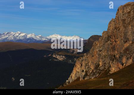 Dolomiten, Dolomiti, Berge und Felsen am  Langkofel, Sasso Lungo mit Blick und Aussicht auf den Ortler, Gletscher, Felsen in Südtirol Stock Photo