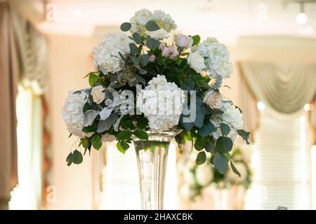 White hydrangea floral bouquet centerpiece at contry club wedding Stock Photo