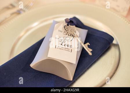 'the key to happiness is love and the ability to open a bottle ' guest gift with skeleton key and wedding reception Stock Photo